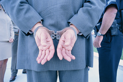 員工被行政拘留 用人單位可否以曠工為由解除勞動合同？