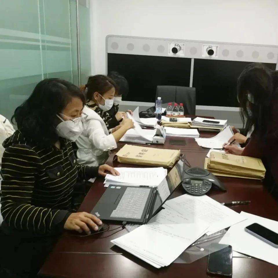 曹金玲律師正在進行工作.jpg